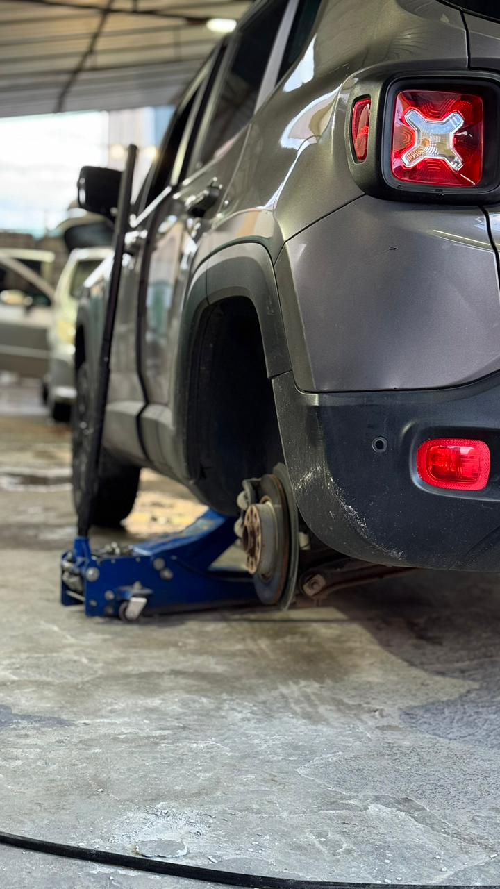 Jeep Renegade no macaco para serviço